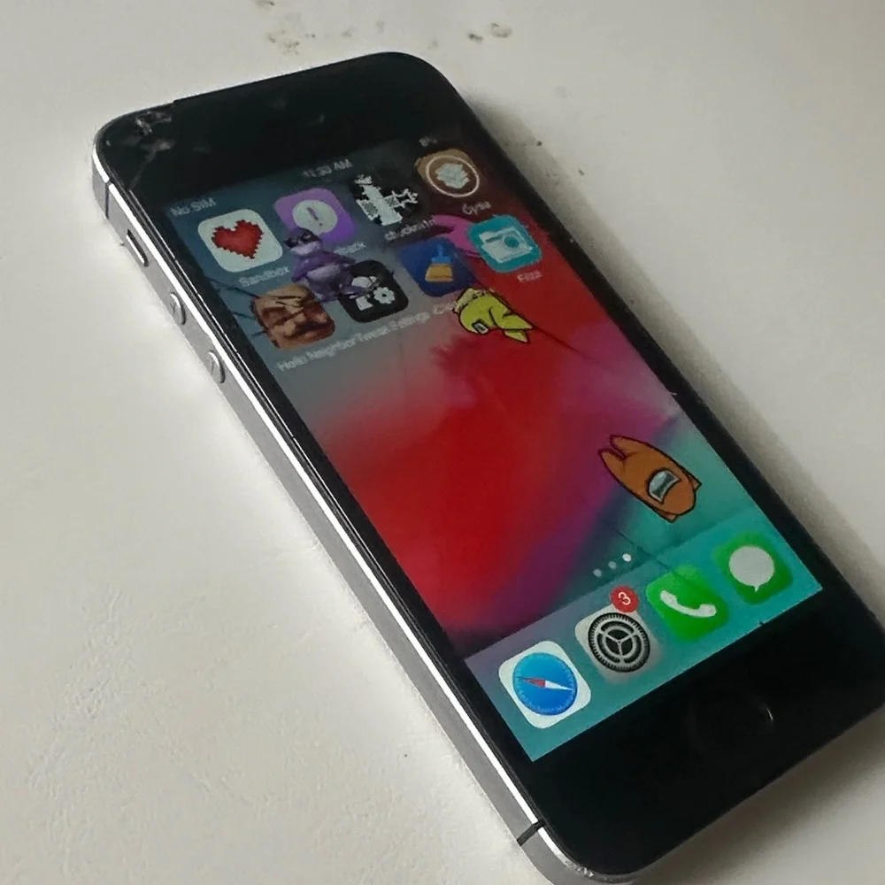 Apple iPhone - Black and Silver on iOS 12.2 jailbreak